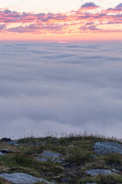 Coucher de soleil dans le brouillard sur les rochers de l'île de Soroya, Norvège
 - Photo, image