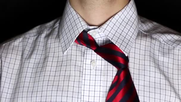Férfi nyakkendő elhelyezése - Felvétel, videó