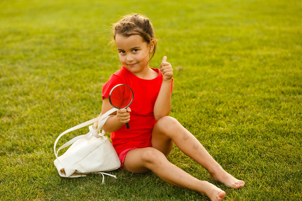 Malá brunetka se baví na zeleném hřišti  - Fotografie, Obrázek