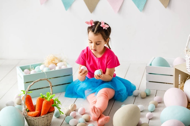 menina brincando na Páscoa decorada sala de estar
 - Foto, Imagem