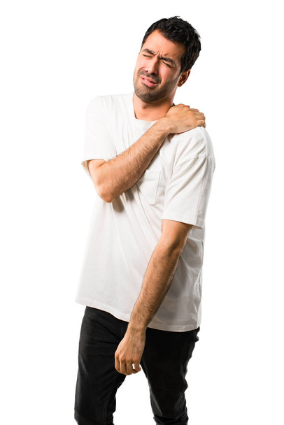 Молодой человек в белой рубашке страдает от боли в плече за усилия на изолированном белом фоне
 - Фото, изображение