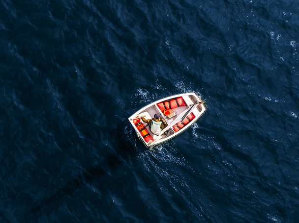 Compétitions aériennes de drones sport yachts blancs et bateaux sur l'eau bleue de la mer
. - Photo, image