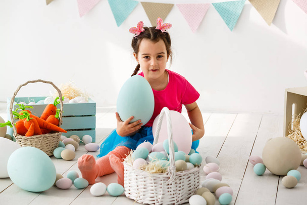 kislány húsvéti játék berendezett nappali - Fotó, kép