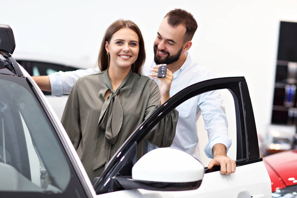 Couple adulte choisissant une nouvelle voiture dans le showroom
 - Photo, image
