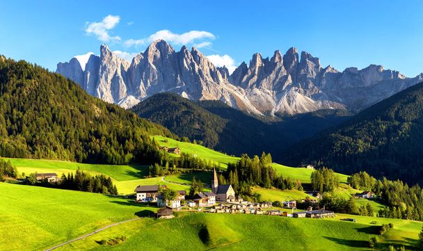 Panoramiczny widok Geisler lub Odle szczyty górskie Dolomity w Santa Maddalena (Sankt Magdalena) w Val di Funes w Włochy (Italia) - Zdjęcie, obraz