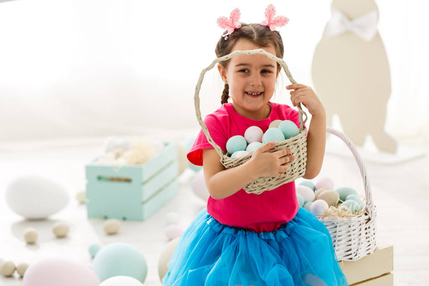 niña jugando en Pascua decorado sala de estar
 - Foto, Imagen