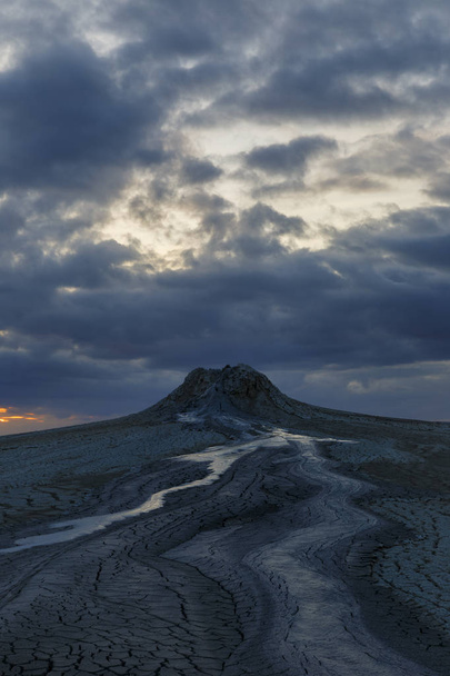 Volcanes de barro en Gobustan al atardecer
 - Foto, imagen