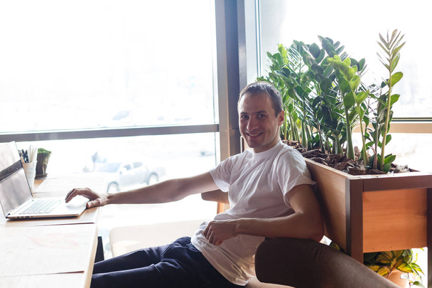 Fiatal üzletember dolgozik laptop kávézóban - Fotó, kép