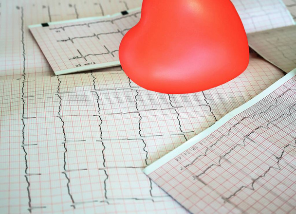 Cardiogram kis piros szív, az asztali háttér. Felülnézet, másol hely - Fotó, kép
