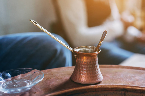 Üres kávét Turk áll a szélén - Fotó, kép