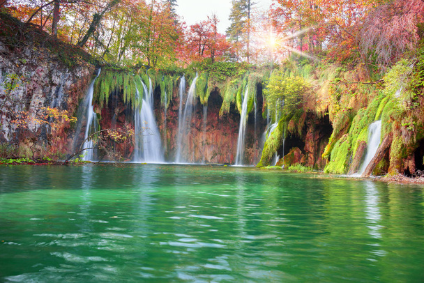 Плитвицкие водопады в Хорватии - одно из самых известных мест в Европе, очень красивое. Струи воды на фоне осенних лесов на восходе солнца очень живописны.
 - Фото, изображение