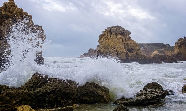 凶暴な海の海スタック ロッキーのポルトガルの海岸線上でクラッシュして - 写真・画像