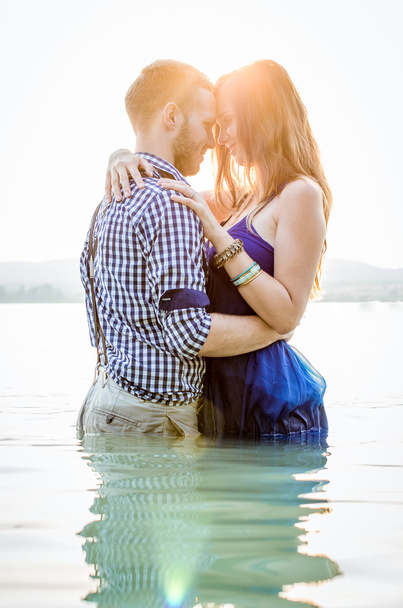 Vonzó a fiatal pár csókolózás - Fotó, kép