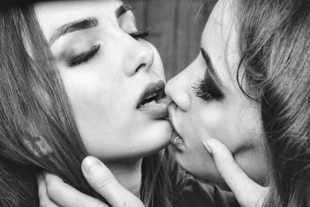 Young kissing girls - Foto, Imagen