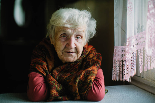 Porträt einer älteren Frau in ihrem Haus. - Foto, Bild