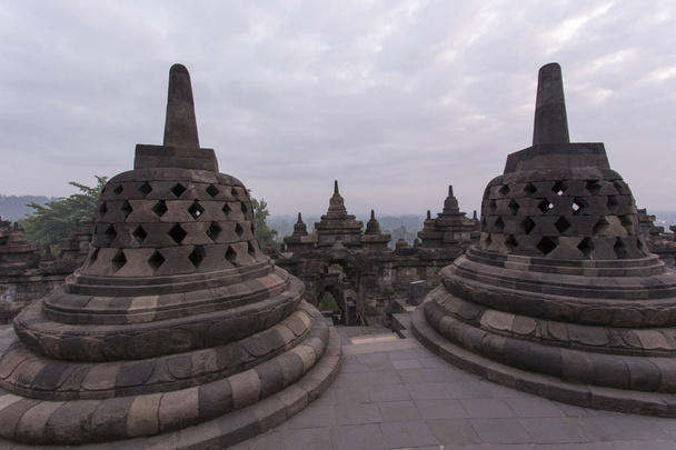 Borobudur antes del amanecer temprano en la mañana en Indonesia
 - Foto, imagen