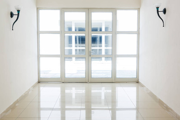 λευκό δωμάτιο εσωτερικό με παράθυρα. μοντέρνο σχεδιασμό. - Φωτογραφία, εικόνα