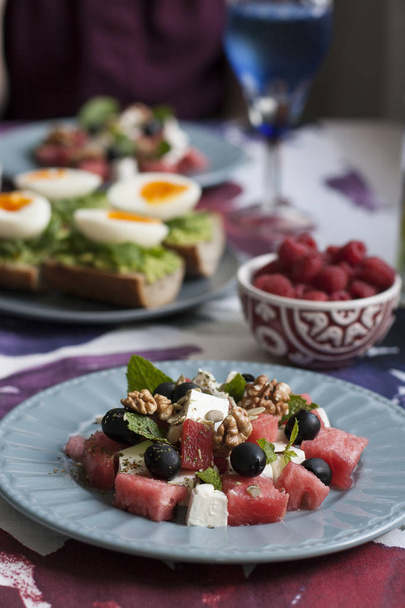 Легкий летний ужин на двоих: салат, вареные яйца, малина на десерт и белое вино
. - Фото, изображение