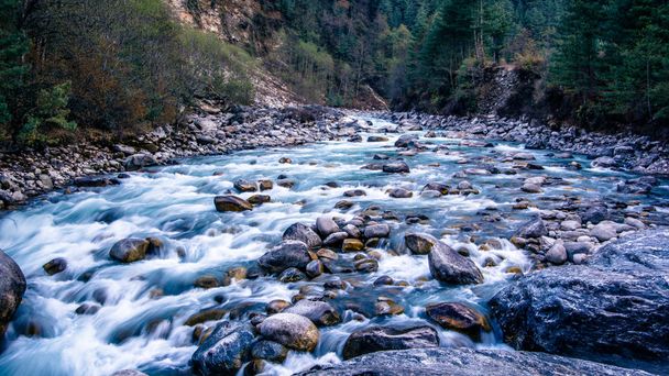 Vue paysage de la rivière Dudh Koshi. C'est la plus haute rivière en termes d'altitude. Parc national de Sagarmatha (Everest), Népal
. - Photo, image