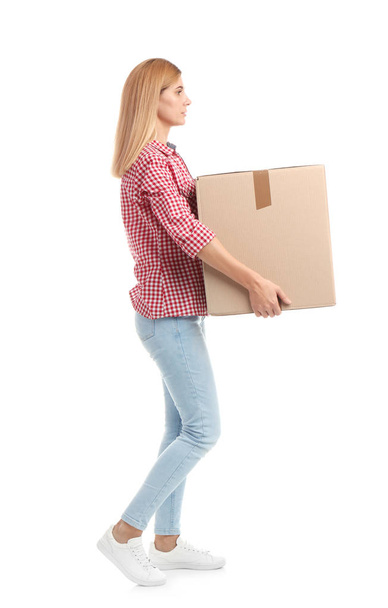 Portret van de volledige lengte van vrouw met kartonnen doos op witte achtergrond. Houding concept - Foto, afbeelding
