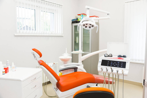Dental clinic. Reception, examination of the patient. Teeth care. Modern interior of the dental clinic - Foto, Imagen