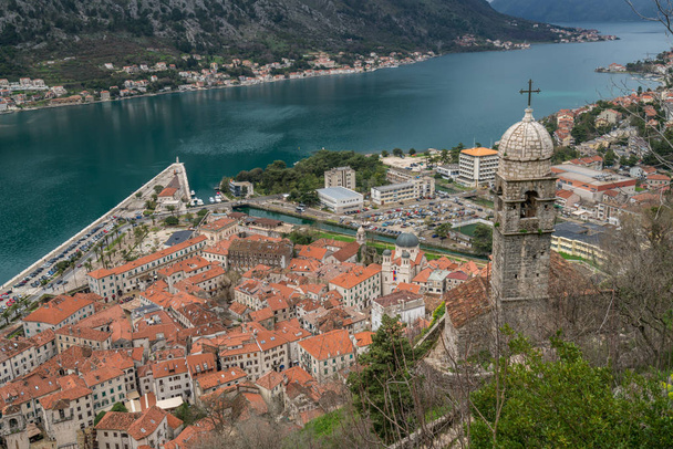 Panoraamanäkymät Kotor Bayn ja Vanhankaupungin taloihin Kotor Cityssä, Montenegrossa
 - Valokuva, kuva