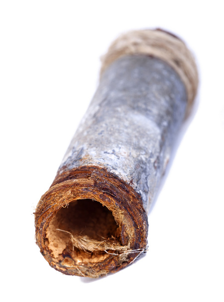 Разбитая ржавая труба
 - Фото, изображение