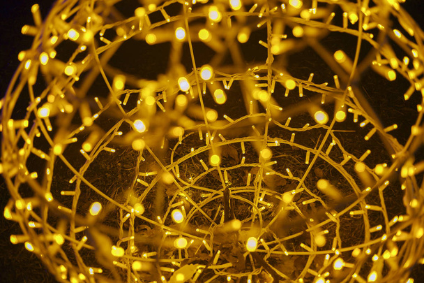 Світло-жовта гірлянда у формі кульки. Різдвяна ніч жовте світло для свята
. - Фото, зображення