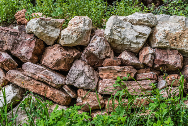 Παλιό τείχος από μεγάλες πέτρες και τους λίθους στην ύπαιθρο σε Μαυροβούνιο - Φωτογραφία, εικόνα
