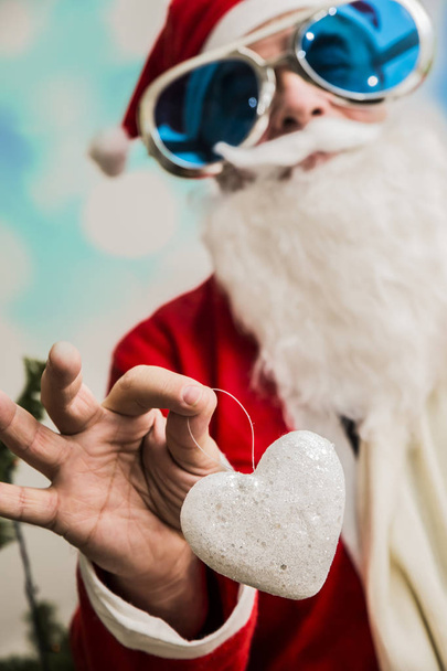 Roztomilý bokovky Santa Claus na bílém pozadí. Nový rok a Vánoce oslava koncept. - Fotografie, Obrázek