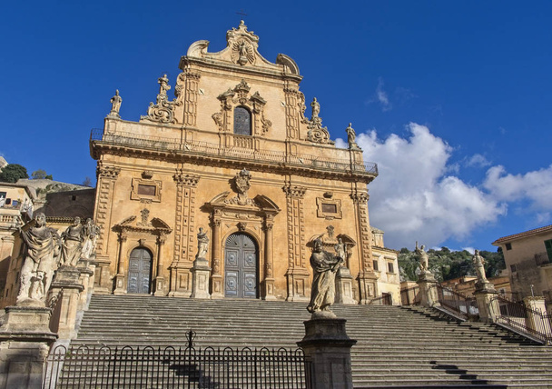 Italien, Sizilien, Modica (Provinz Ragusa), Barockfassade der Peterskathedrale und religiöse Statuen (18. Jahrhundert n.Chr.).) - Foto, Bild