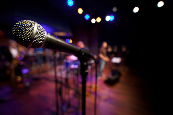 Mikrofon auf der Musikbühne - Foto, Bild