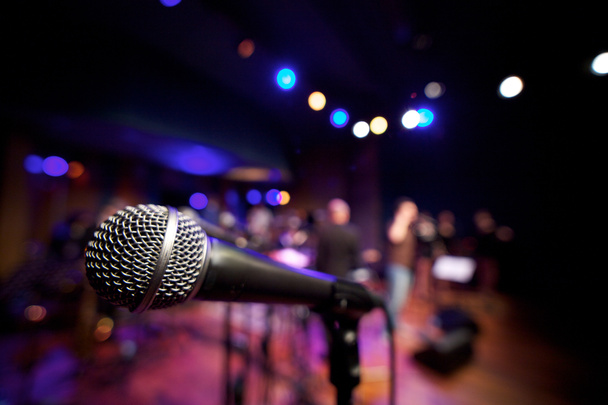 Microfone horizontal no palco de música
 - Foto, Imagem