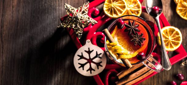 Two glasses of hot mulled wine with christmas decoration - Fotoğraf, Görsel