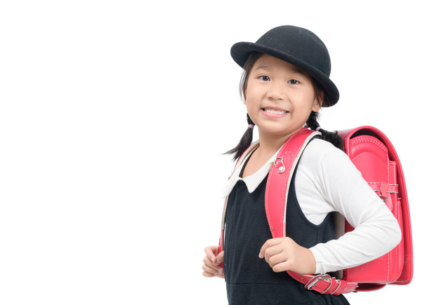 niedlichen japanischen Schüler mit Schultasche isoliert auf weißem Hintergrund, zurück zum Schulkonzept - Foto, Bild