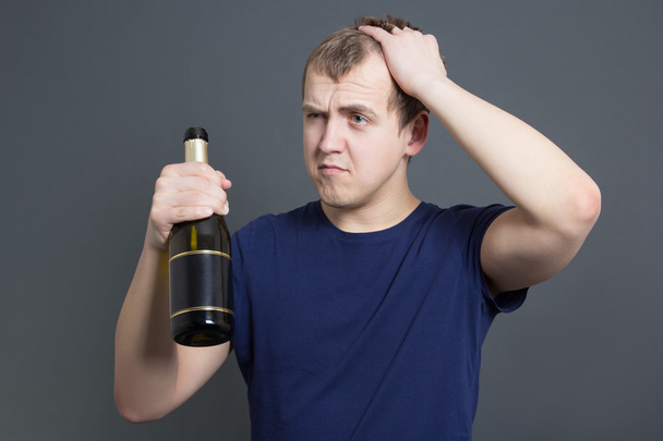 μεθυσμένος άντρας με μπουκάλι σαμπάνια - Φωτογραφία, εικόνα