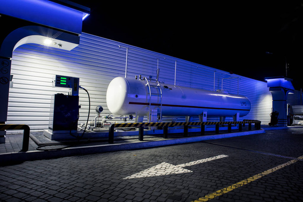 Una stazione GPL nei colori blu notte con nessuno sullo sfondo
 - Foto, immagini
