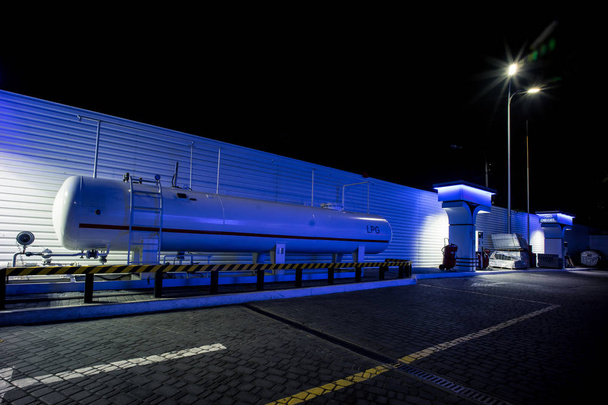 Stacja Lpg w kolorach niebieski noc z nikt w tle - Zdjęcie, obraz
