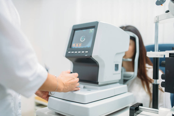 Υπολογιστή διαγνωστικός έλεγχος της όρασης, επαγγελματική επιλογή των γυαλιών. Δοκιμή όρασή οπτικός γραφείων. Ασθενή και το γιατρό, διαβούλευση φροντίδα ματιών, επιλογή διόπτρας γυαλιά - Φωτογραφία, εικόνα