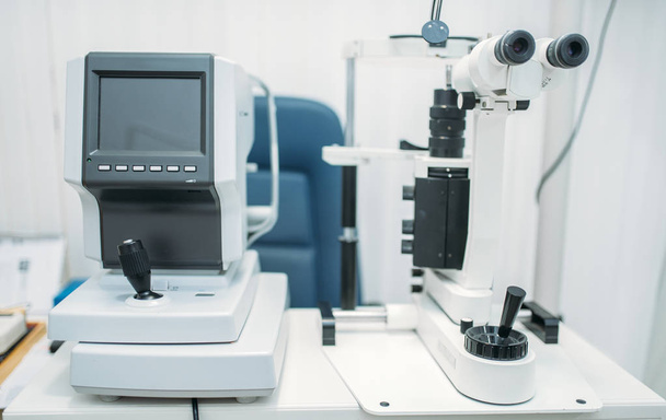 Zařízení pro diagnostiku zraku, nástroj pro zkoušku zraku v oční skříňka, nikdo. Optik úřad v Oční klinice. Oftalmolog nástroje - Fotografie, Obrázek