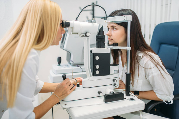 Gezichtsvermogen test in opticien kabinet, diagnostische van visie, professionele keuze van glazen lens. Patiënt en arts, overleg met specialisten, oogheelkunde - Foto, afbeelding