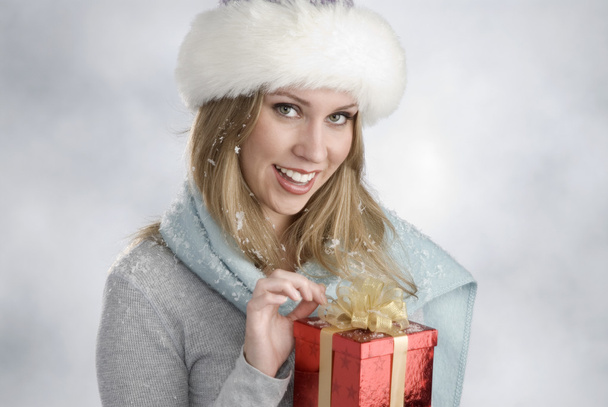 Beautiful blonde with xmas gift - Foto, afbeelding