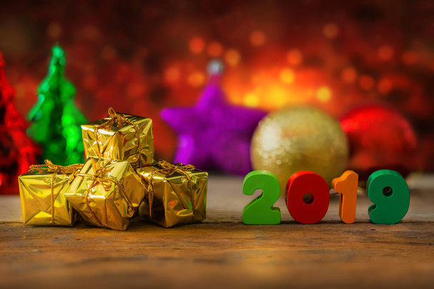 Kerstmis en Nieuwjaar achtergrond met miniatuur winkelwagen met decoraties - Foto, afbeelding