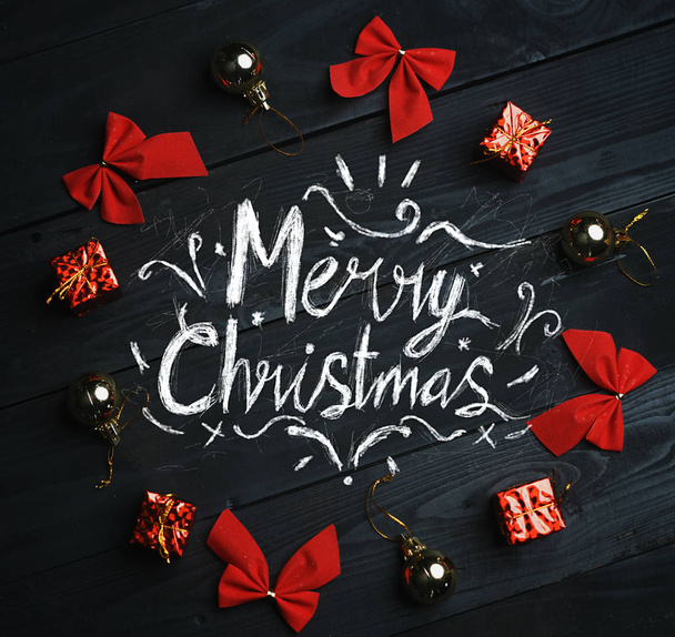 Frohe Weihnachten Typografie Weihnachtsschmuck geformten Kreis auf schwarzem Holz Textur - Foto, Bild