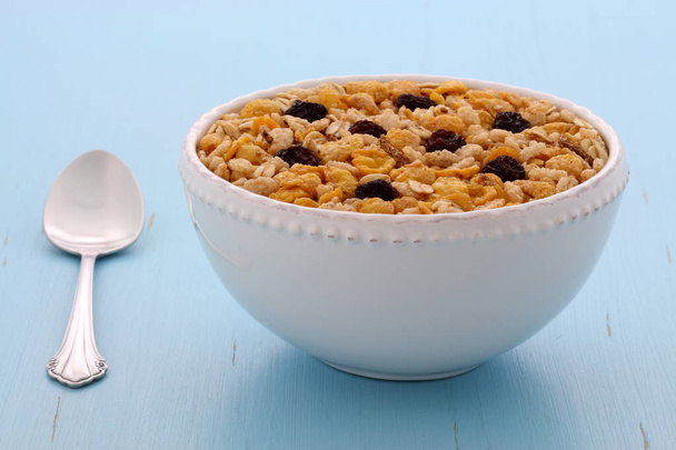 Délicieux et nutritif petit déjeuner muesli ou céréales granola au lait sur un style vintage
. - Photo, image