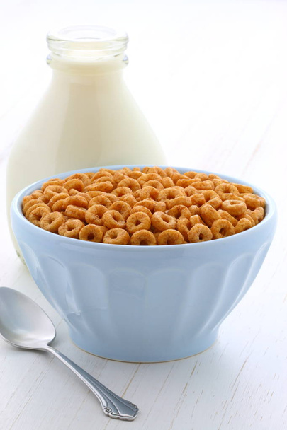 Delicioso e nutritivo levemente tostado café da manhã mel nozes cereal loops no estilo vintage
 - Foto, Imagem