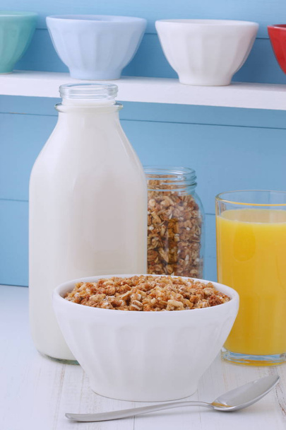 Deliziosa e nutriente colazione a base di muesli o cereali di granola con latte su stile vintage
. - Foto, immagini