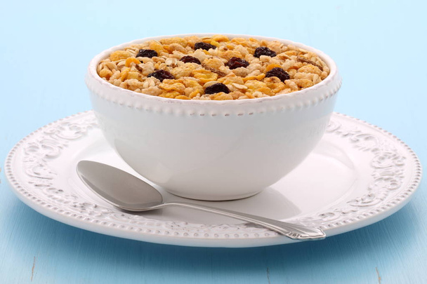 Νόστιμα και θρεπτικά ελαφρά τη καρδία Φρυγανισ μούσλι ή granola δημητριακά πρωινού σε ρετρό στυλ. - Φωτογραφία, εικόνα