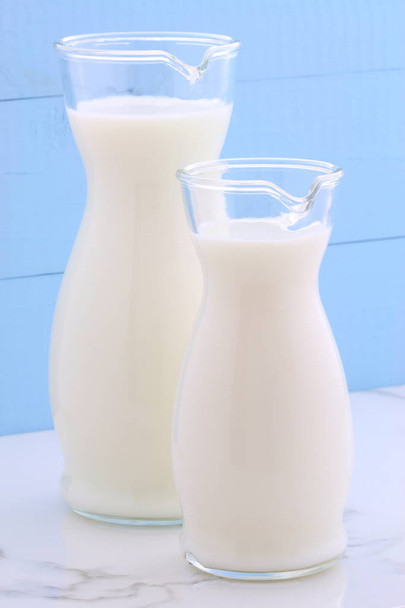 Pyszne świeże mleko, jednym z podstawowych źródeł pożywienia na vintage marmuru carrara włoski styl kuchni. - Zdjęcie, obraz