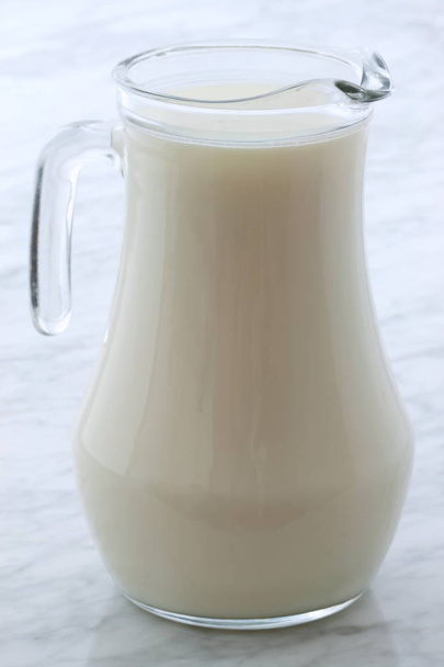 Смачне свіже молоко, одне з основних джерел харчування
. - Фото, зображення
